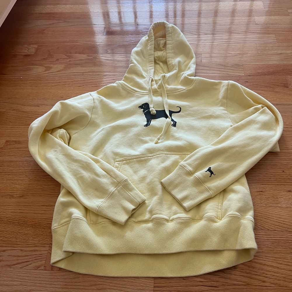 Black dog yellow hoodie